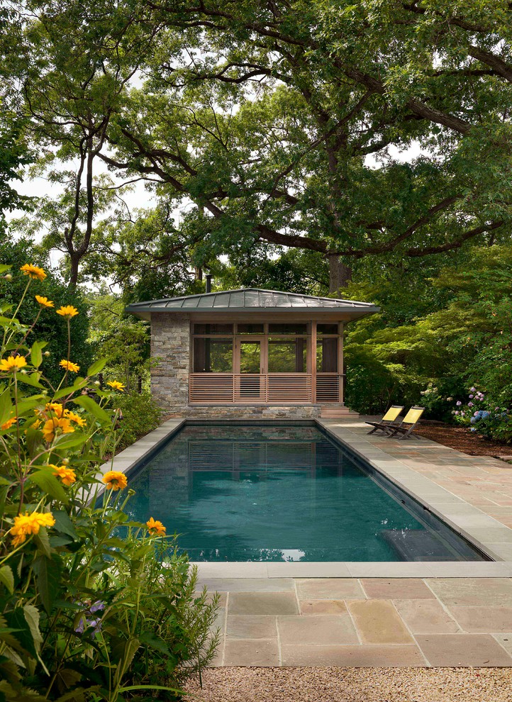 На фото: прямоугольный бассейн в современном стиле с домиком у бассейна и покрытием из каменной брусчатки