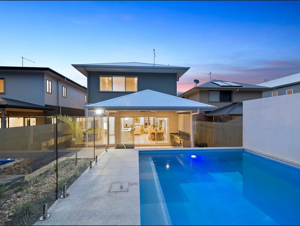 Idee per una piscina minimal rettangolare di medie dimensioni e dietro casa con piastrelle