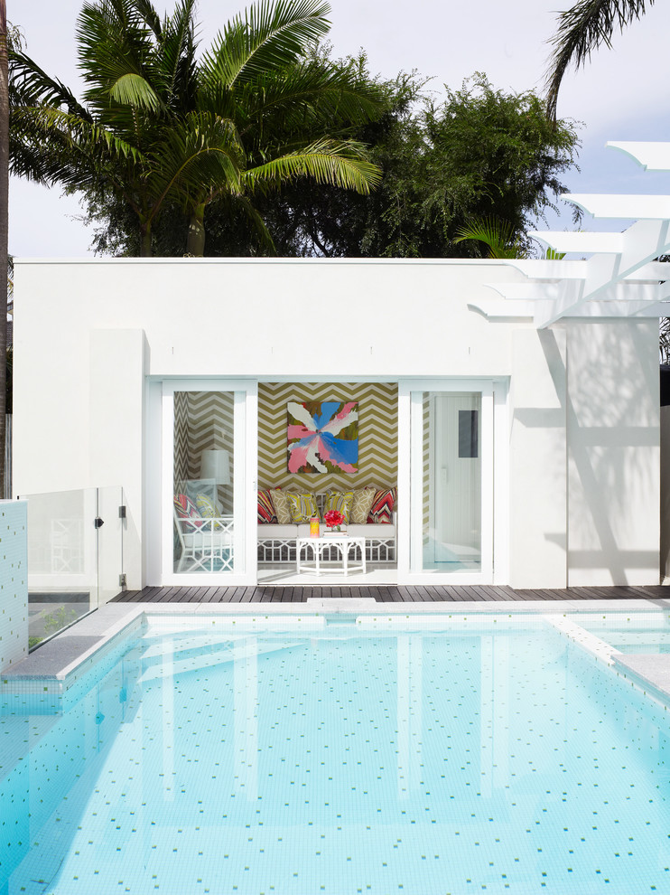 Foto de casa de la piscina y piscina minimalista grande a medida en patio trasero con suelo de baldosas