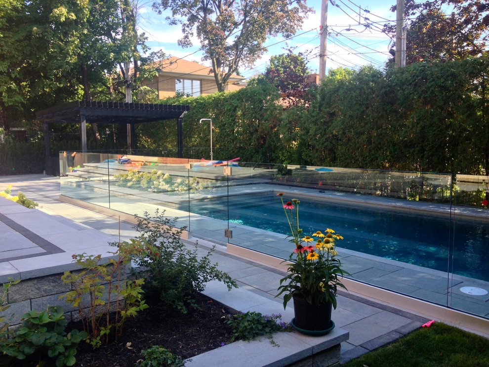 Moderner Pool in Montreal