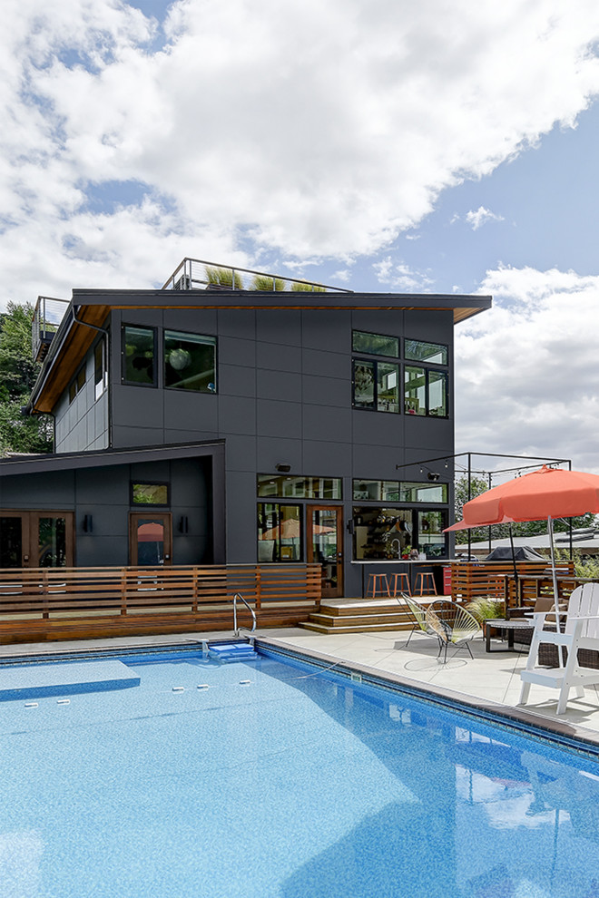 Mittelgroßer Moderner Pool hinter dem Haus mit Betonplatten in Seattle