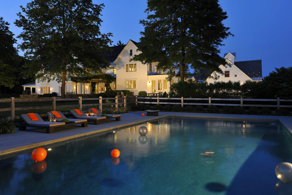 На фото: прямоугольный бассейн на заднем дворе в стиле модернизм с покрытием из каменной брусчатки