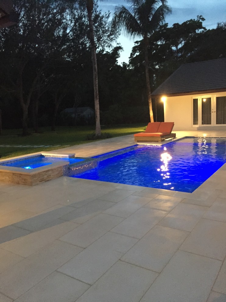 Esempio di una piscina contemporanea di medie dimensioni e dietro casa con pavimentazioni in cemento