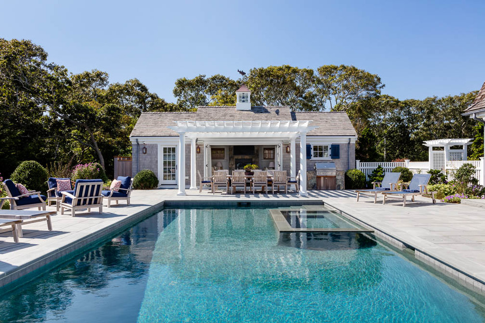 Diseño de casa de la piscina y piscina costera grande rectangular en patio lateral con adoquines de piedra natural