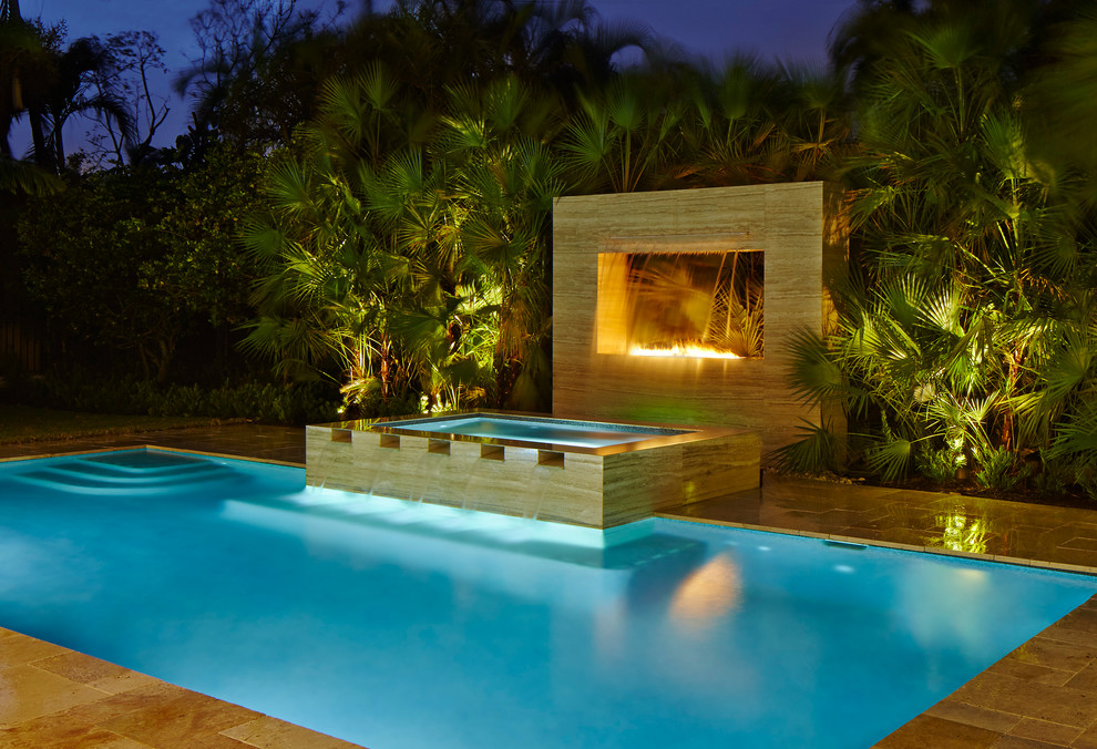 Ispirazione per una piscina monocorsia contemporanea rettangolare di medie dimensioni e dietro casa con fontane e pavimentazioni in pietra naturale