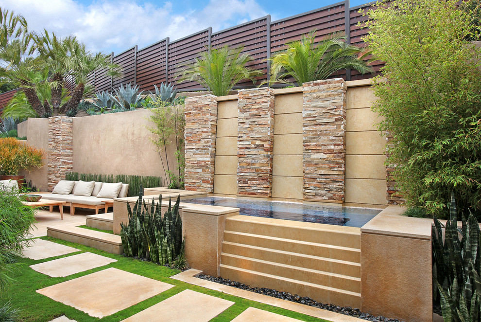 Источник вдохновения для домашнего уюта: большой прямоугольный бассейн на заднем дворе в современном стиле с джакузи и покрытием из плитки