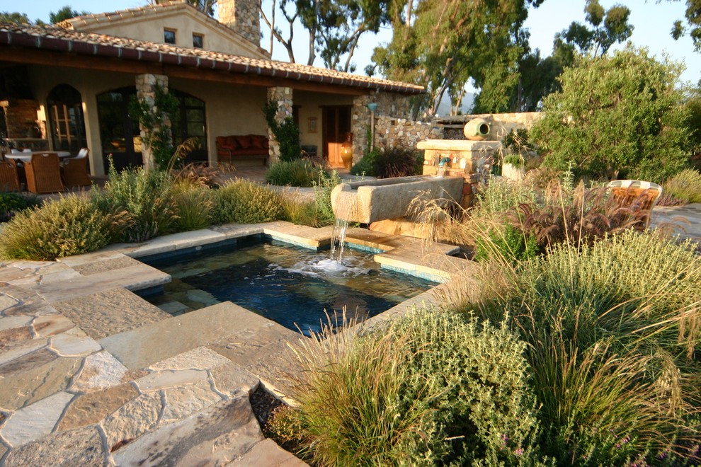 Ejemplo de piscinas y jacuzzis alargados mediterráneos extra grandes a medida en patio trasero