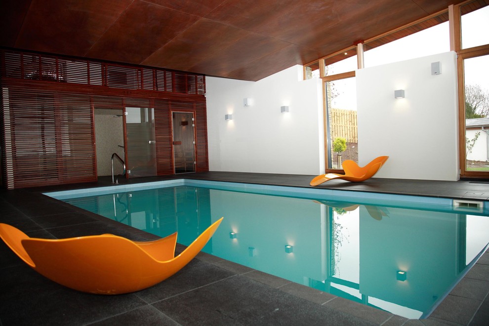 Свежая идея для дизайна: прямоугольный бассейн в доме в морском стиле - отличное фото интерьера