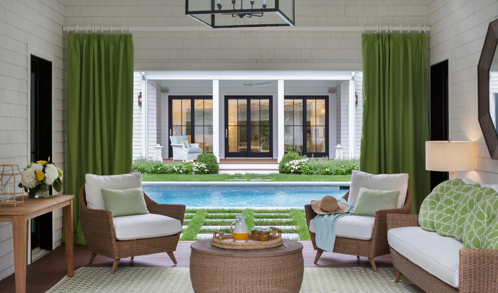Идея дизайна: прямоугольный бассейн среднего размера на заднем дворе в классическом стиле с домиком у бассейна и мощением тротуарной плиткой