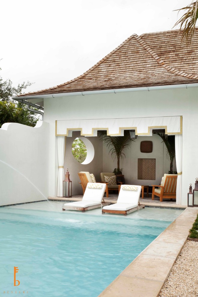 Imagen de piscina costera extra grande rectangular en patio trasero con adoquines de hormigón