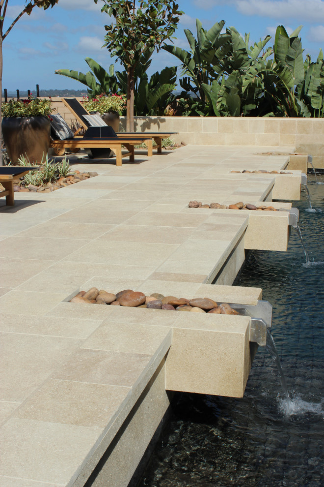 Idées déco pour un piscine avec aménagement paysager arrière moderne avec des pavés en pierre naturelle.