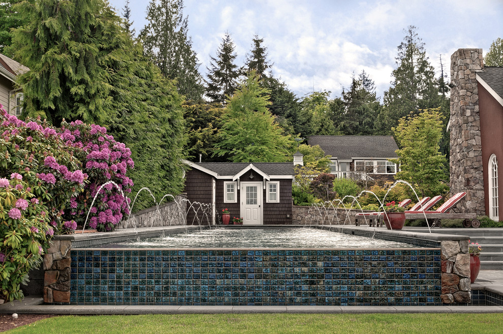 Mittelgroßer, Gefliester Maritimer Infinity-Pool hinter dem Haus in rechteckiger Form mit Wasserspiel in Seattle