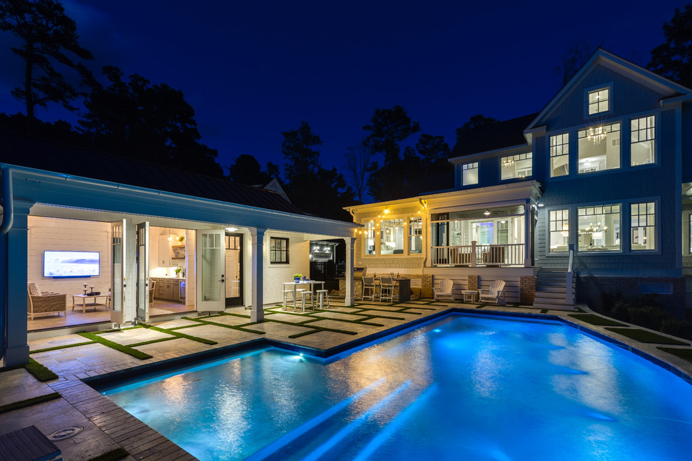 Diseño de casa de la piscina y piscina natural marinera extra grande a medida en patio trasero con adoquines de piedra natural
