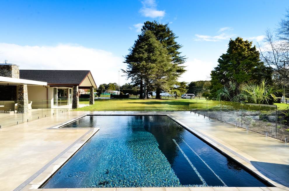 Aménagement d'un Abris de piscine et pool houses contemporain en L avec une cour.