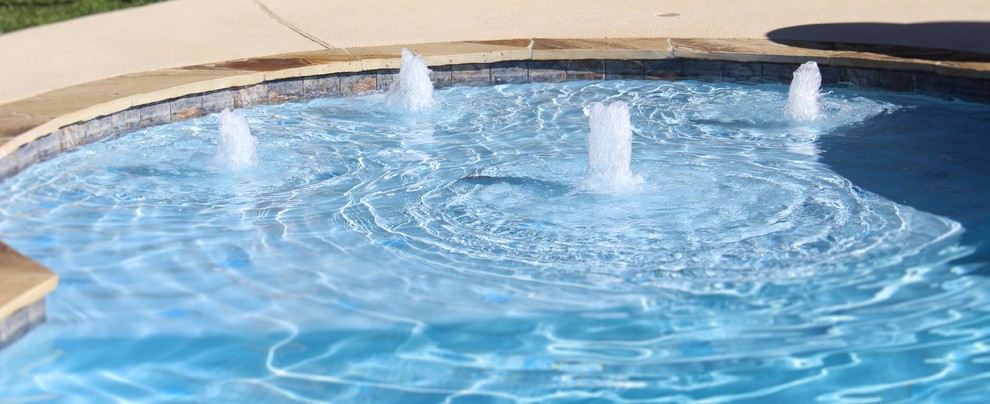 Imagen de piscina natural rústica de tamaño medio tipo riñón en patio trasero