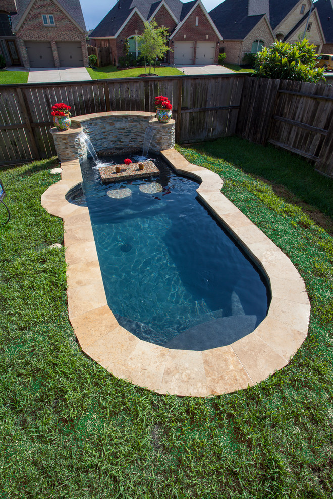 Imagen de piscina con fuente moderna pequeña a medida en patio trasero con suelo de baldosas