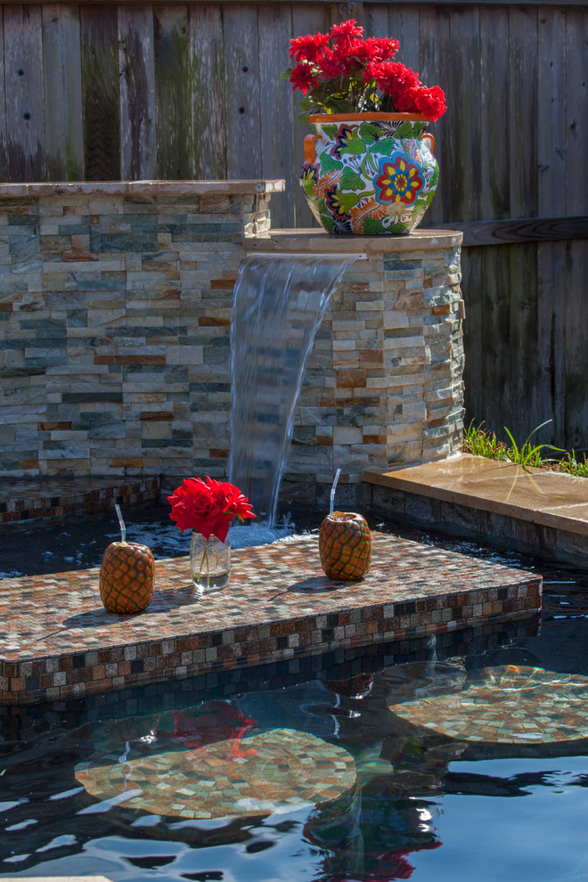Inspiration för en liten funkis anpassad pool på baksidan av huset, med en fontän och kakelplattor