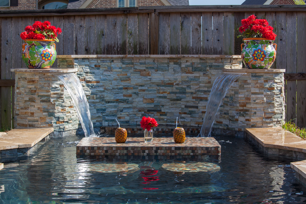 На фото: маленький бассейн произвольной формы на заднем дворе в стиле модернизм с фонтаном и покрытием из плитки для на участке и в саду с