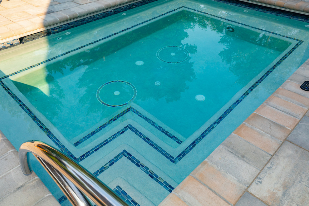 Свежая идея для дизайна: бассейн в классическом стиле - отличное фото интерьера