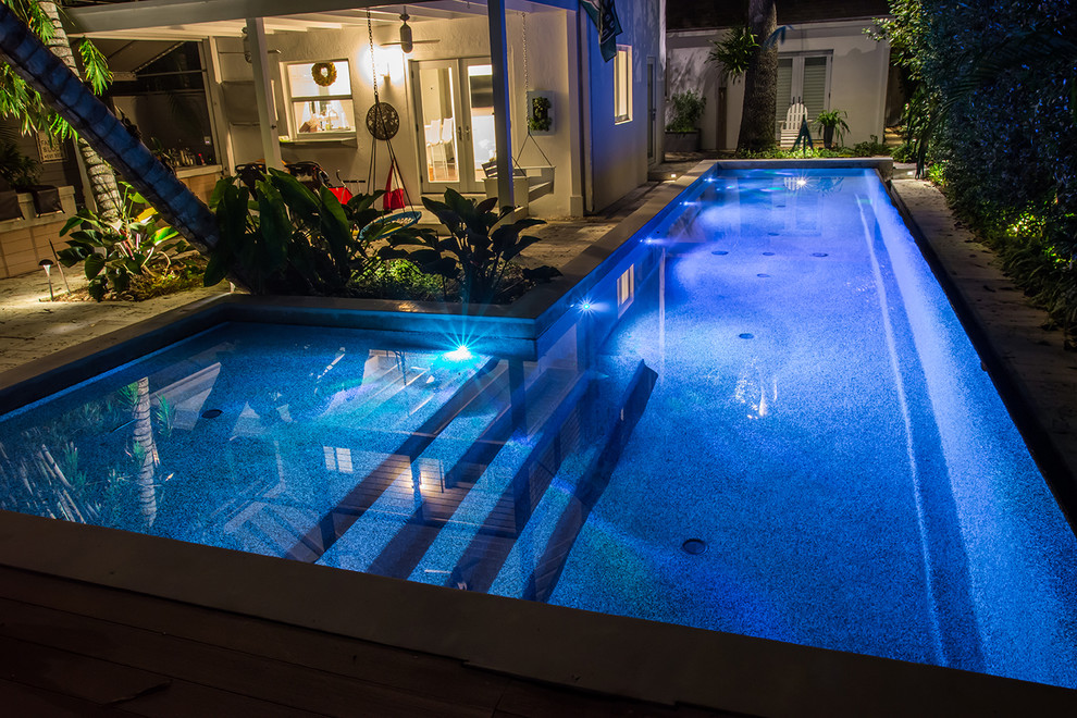 Immagine di una piscina a sfioro infinito moderna con fontane