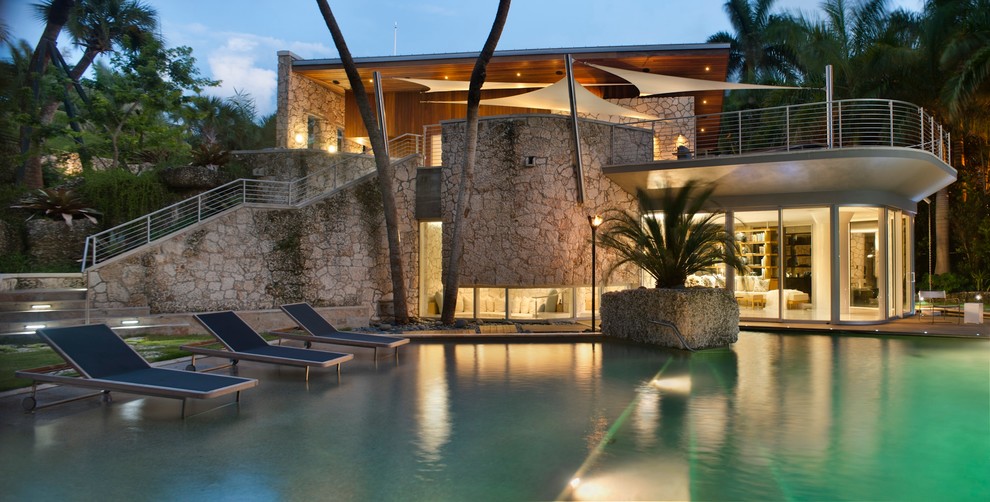 Modelo de piscina alargada exótica grande a medida en patio trasero con entablado