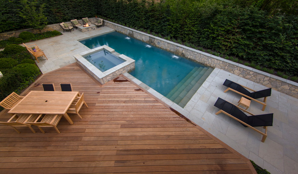 Источник вдохновения для домашнего уюта: прямоугольный бассейн среднего размера на заднем дворе в стиле неоклассика (современная классика) с джакузи и настилом