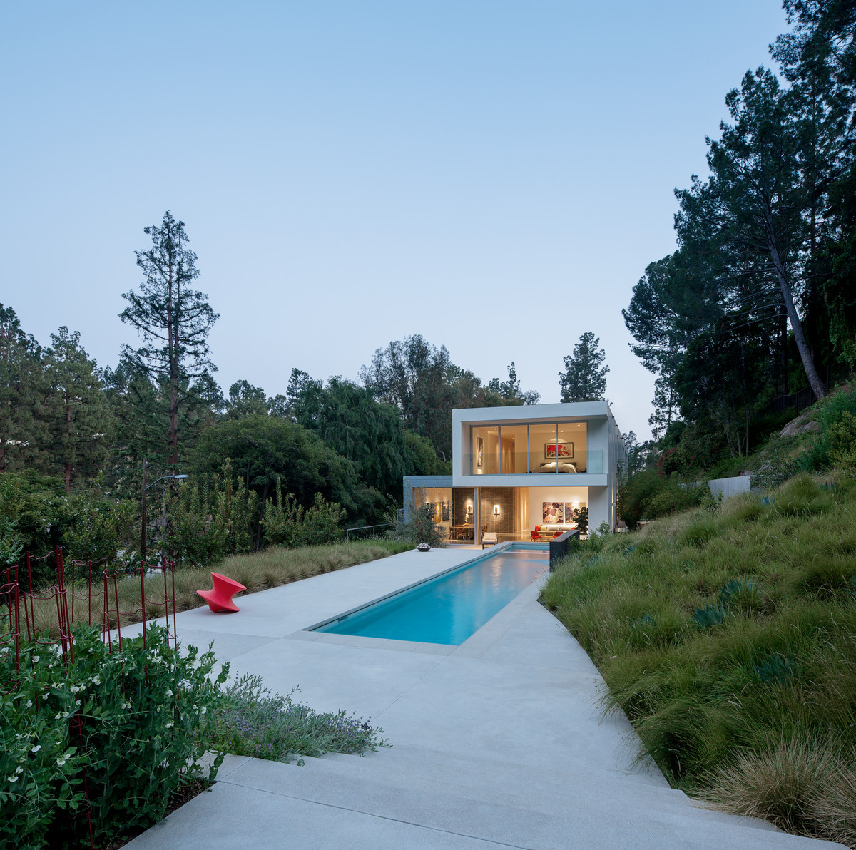 Kleines Modernes Sportbecken hinter dem Haus in rechteckiger Form mit Betonplatten in Los Angeles