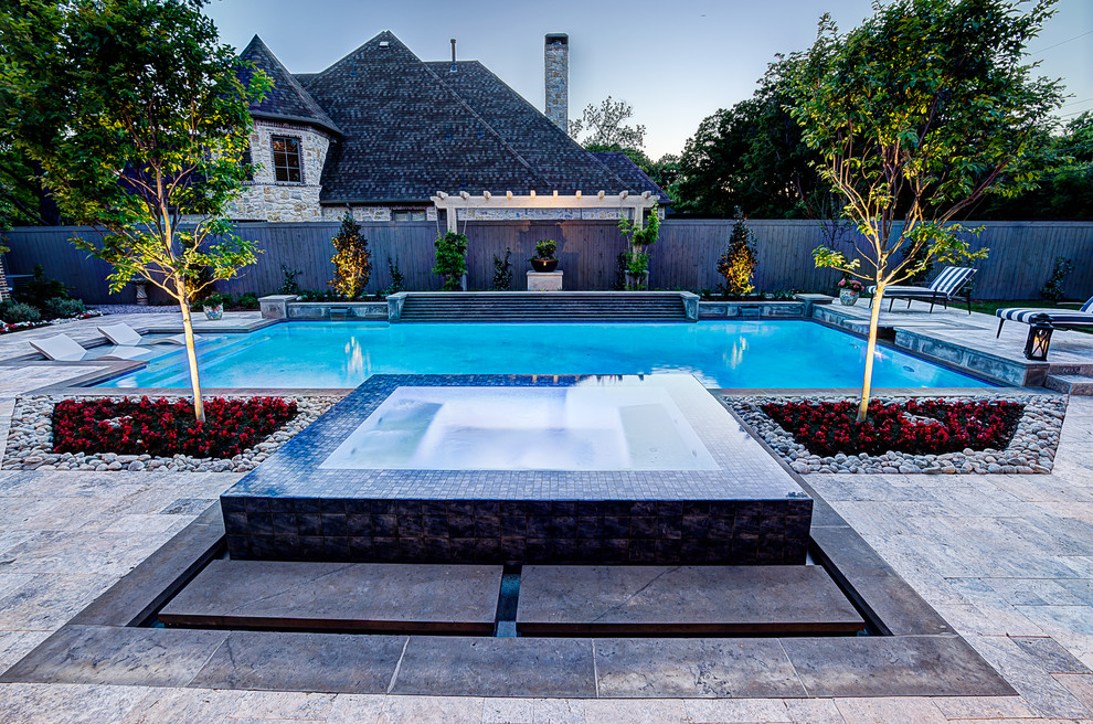 Стильный дизайн: большой прямоугольный бассейн на заднем дворе в стиле модернизм с джакузи и покрытием из плитки - последний тренд