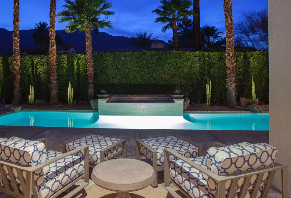 Geräumiger Mediterraner Pool hinter dem Haus in rechteckiger Form mit Natursteinplatten in Los Angeles