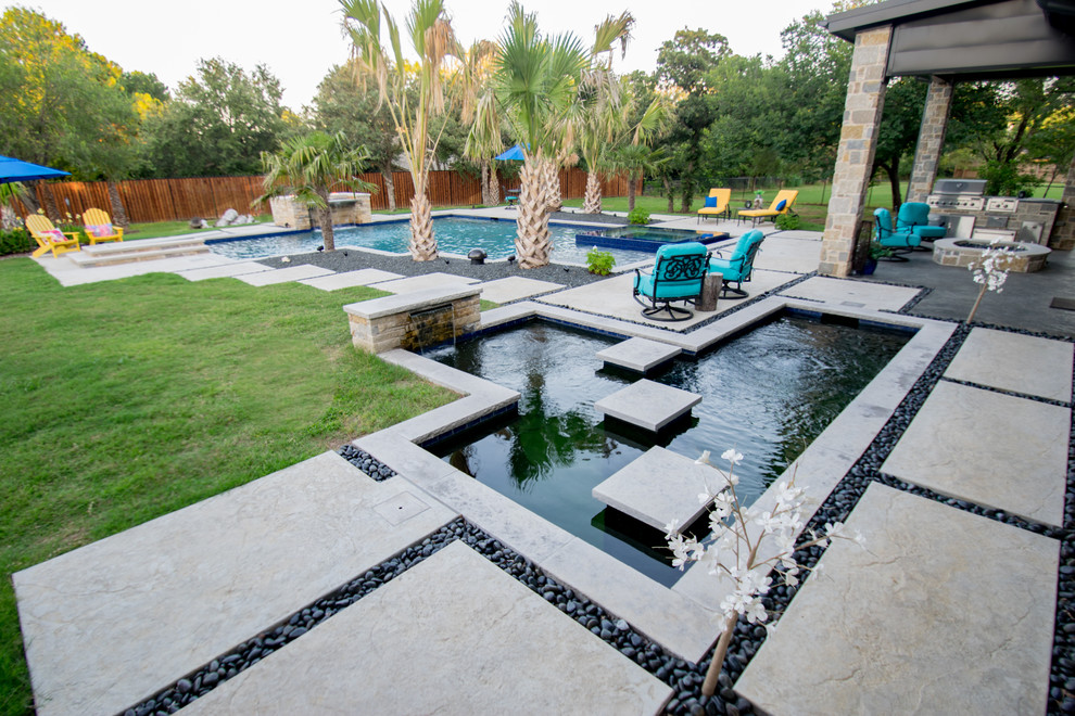Imagen de piscina con fuente contemporánea grande a medida en patio trasero