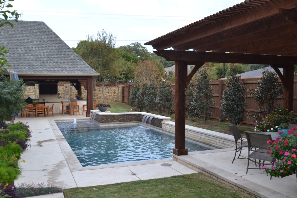 Ejemplo de piscina con fuente alargada contemporánea pequeña rectangular en patio trasero