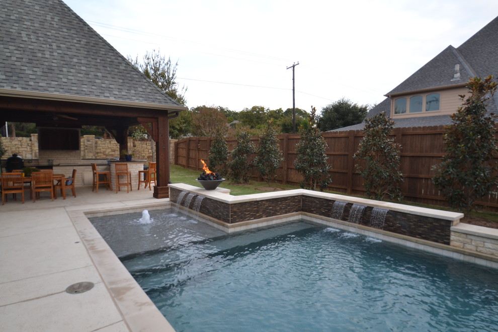 Idee per una piccola piscina monocorsia design rettangolare dietro casa con fontane