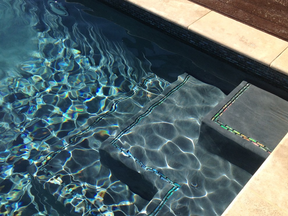 Foto di una piscina monocorsia minimal rettangolare di medie dimensioni e dietro casa con una vasca idromassaggio e pedane