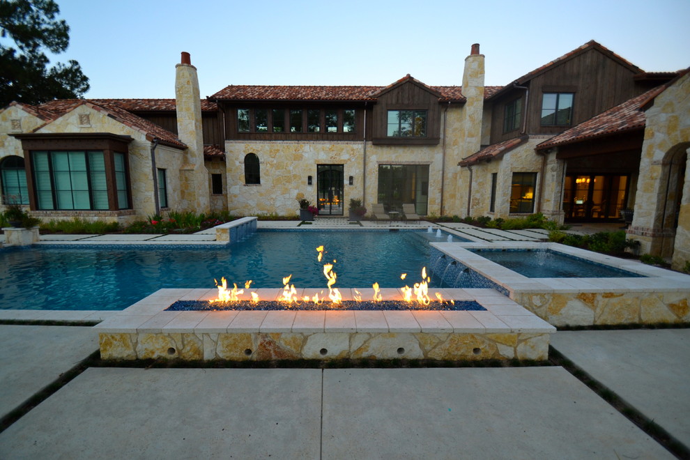 Foto de piscina actual grande en patio trasero con adoquines de piedra natural