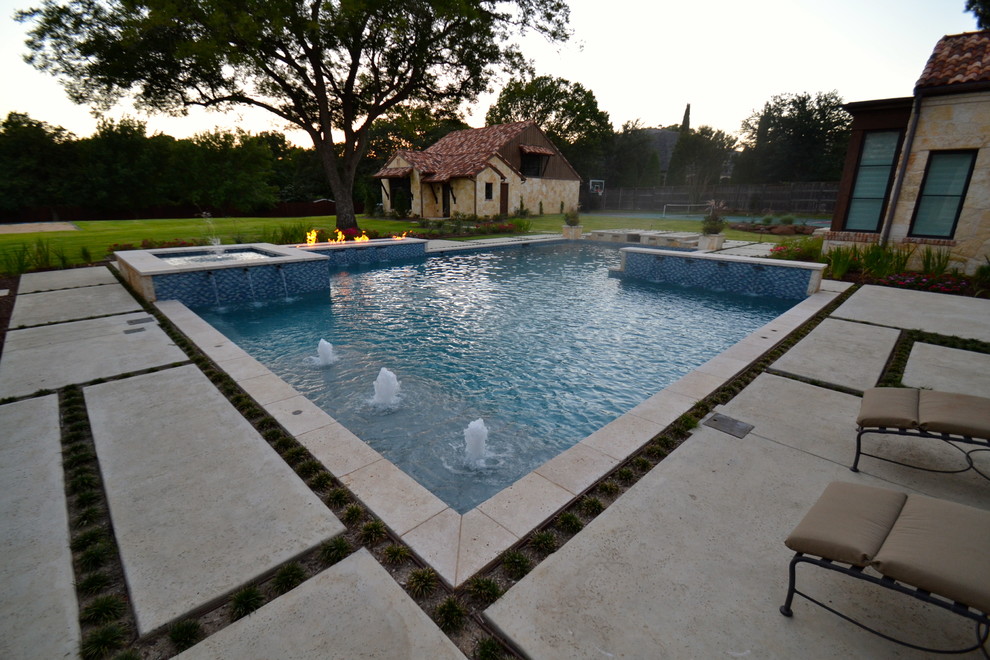 Inredning av en modern stor pool på baksidan av huset, med en fontän och naturstensplattor