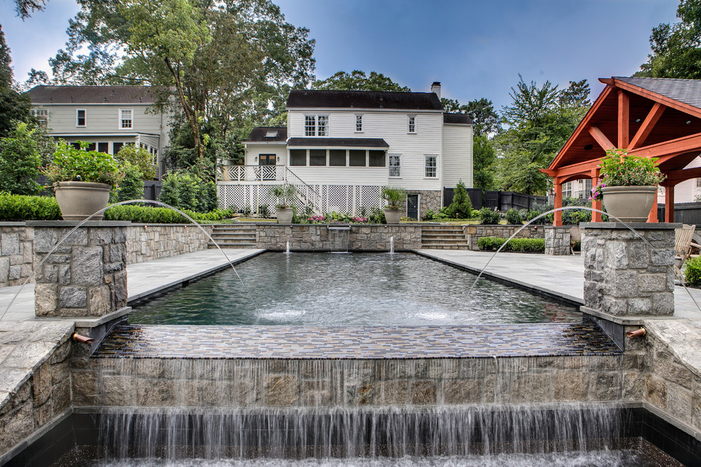 Großer Moderner Infinity-Pool hinter dem Haus in individueller Form mit Wasserspiel und Natursteinplatten in Atlanta