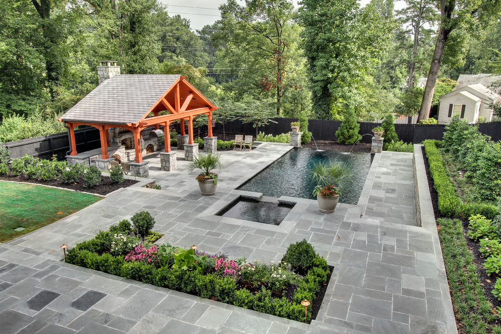 Стильный дизайн: большой бассейн-инфинити произвольной формы на заднем дворе в современном стиле с фонтаном и покрытием из каменной брусчатки - последний тренд