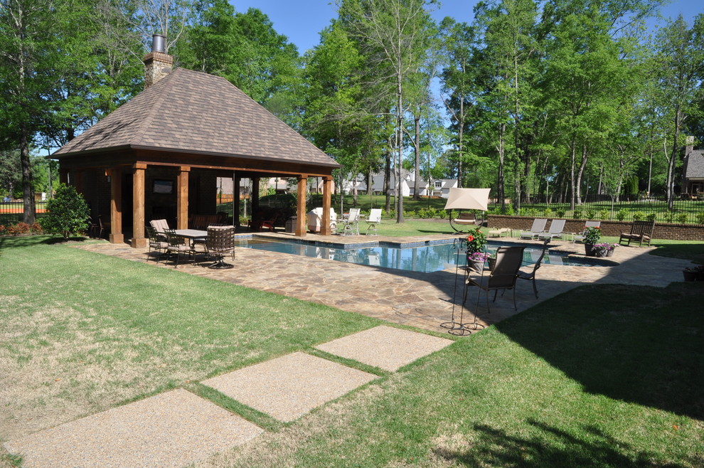 Mittelgroßer Klassischer Pool hinter dem Haus in individueller Form mit Natursteinplatten in Sonstige