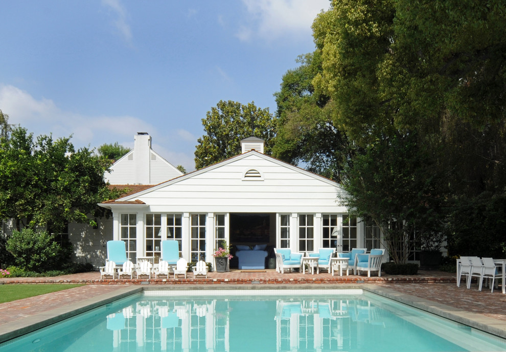 Mittelgroßer Klassischer Pool hinter dem Haus in rechteckiger Form mit Pflastersteinen in Los Angeles