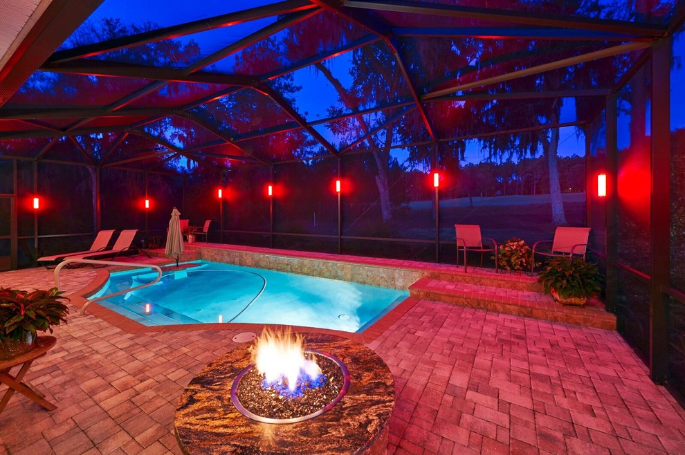 Moderner Pool hinter dem Haus mit Pflastersteinen in Tampa