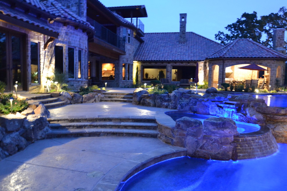Example of a mountain style pool design in Dallas
