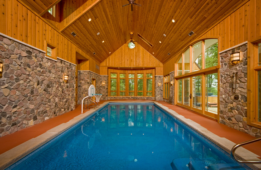 Свежая идея для дизайна: прямоугольный бассейн среднего размера в доме в стиле рустика с покрытием из бетонных плит - отличное фото интерьера