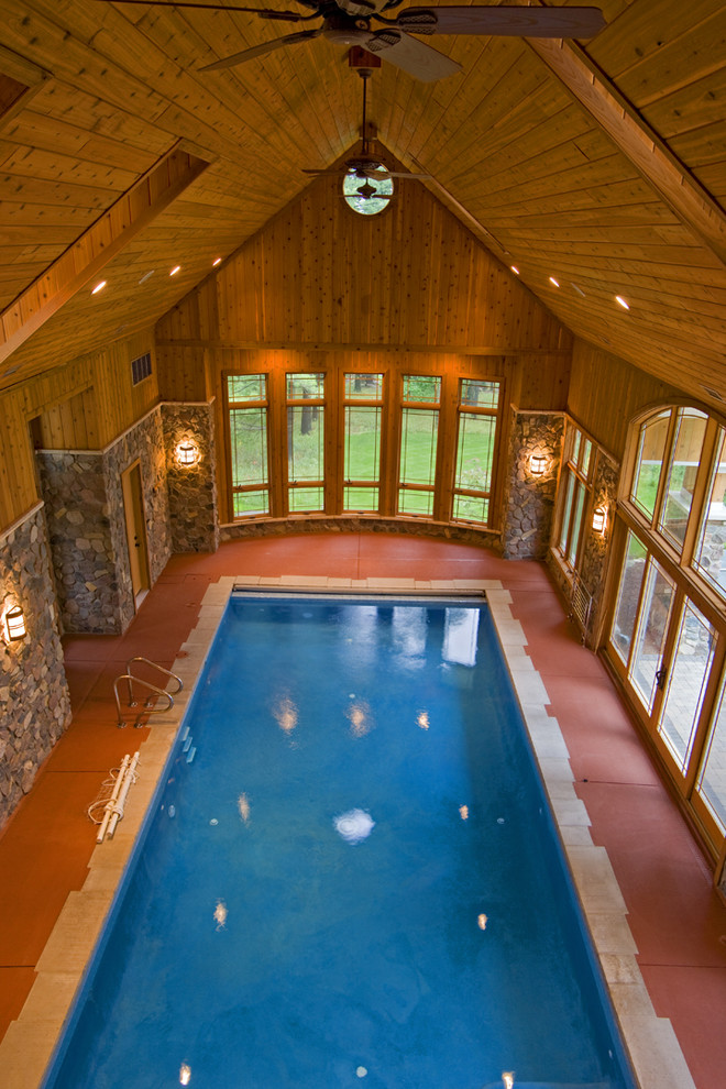 Aménagement d'une piscine intérieure montagne de taille moyenne et rectangle avec une dalle de béton.