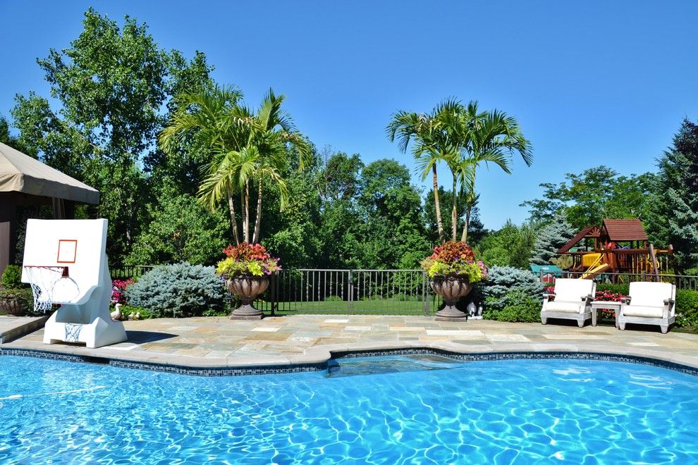 Foto de piscina alargada grande a medida en patio trasero