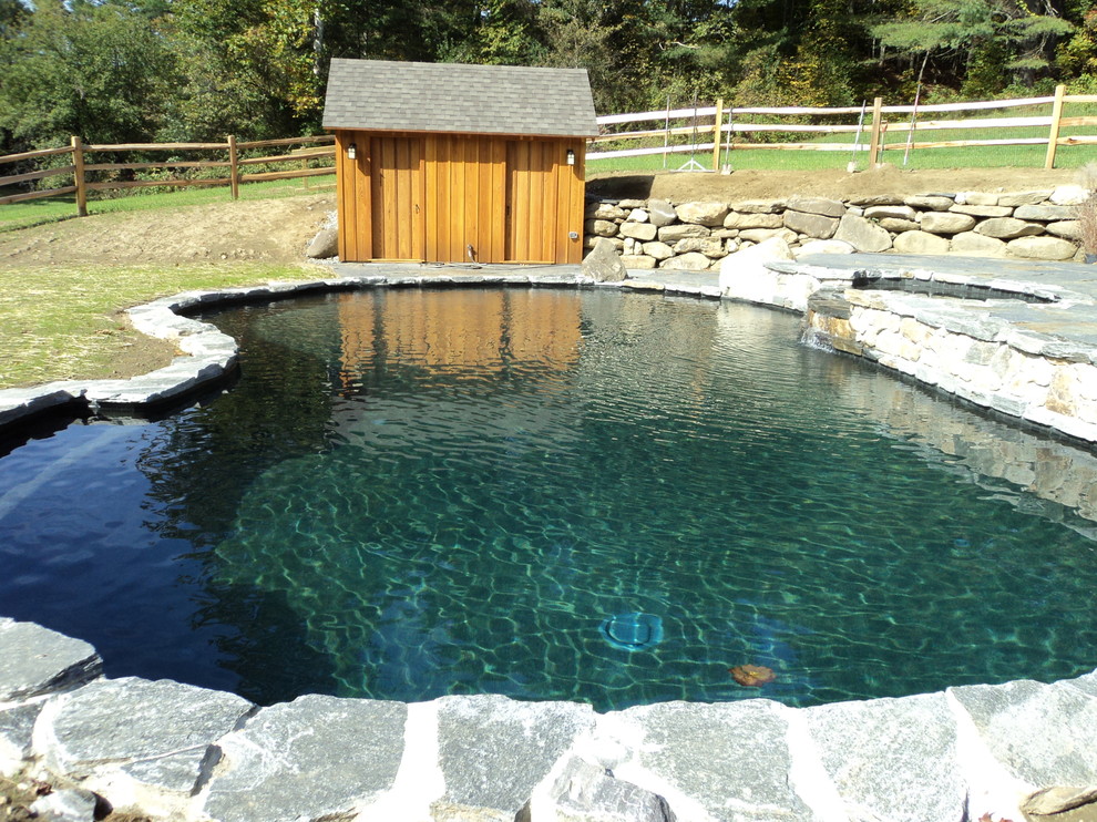 Imagen de piscinas y jacuzzis naturales campestres extra grandes tipo riñón en patio trasero con adoquines de piedra natural