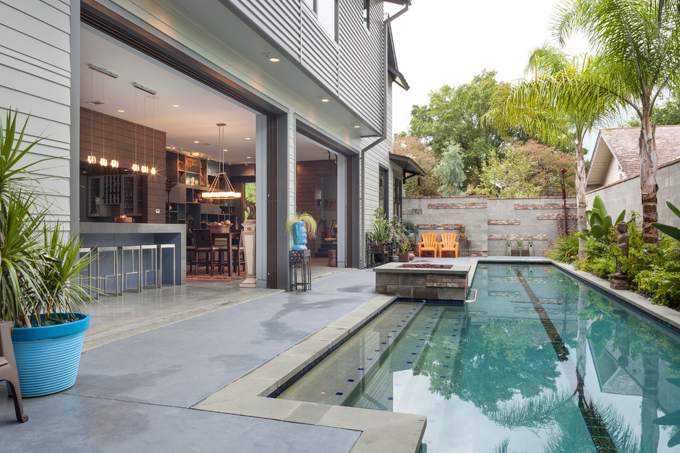Ejemplo de piscina alargada contemporánea en patio