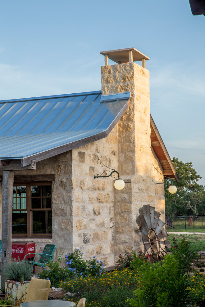 Mittelgroßes Landhaus Poolhaus hinter dem Haus in individueller Form mit Natursteinplatten in Austin