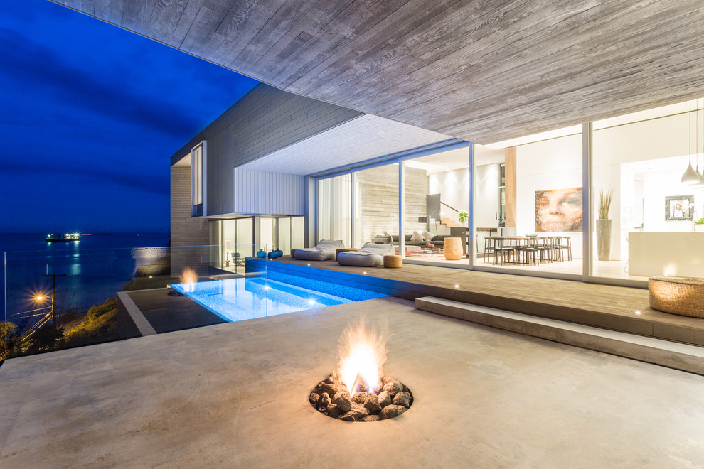 Moderner Infinity-Pool hinter dem Haus in rechteckiger Form mit Betonplatten in Vancouver