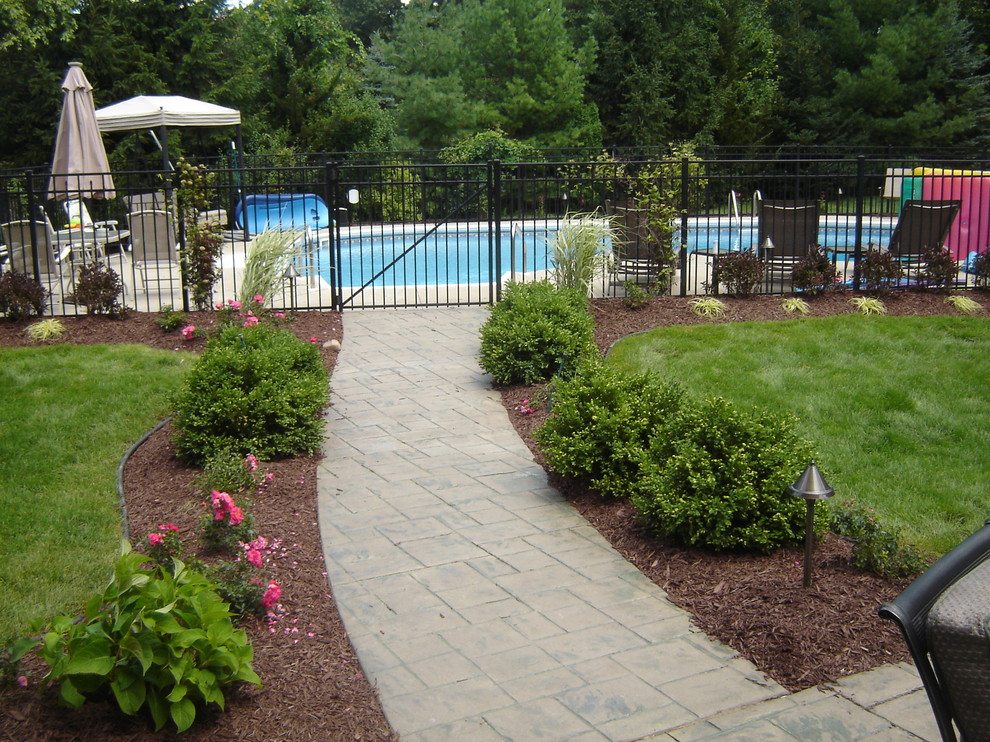 Idee per una piscina fuori terra classica di medie dimensioni e dietro casa con cemento stampato