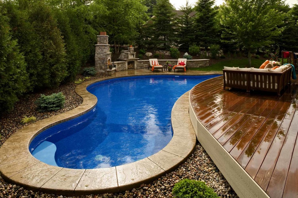 Small back kidney-shaped swimming pool in Minneapolis with gravel.